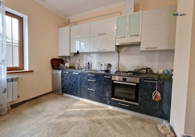 Երկու հարկանի տուն Պարույր Սևակ թաղամաս 2-րդ փողոցում Առինջում, 480 քմ, 3+ սանհանգույց