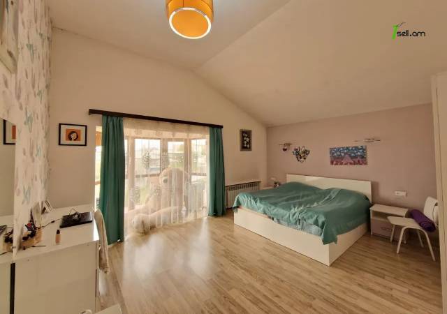 Երեք հարկանի քարե տուն Կարապետյան փողոցում Աջափնյակում, 470 ք.մ., 3+ սանհանգույց