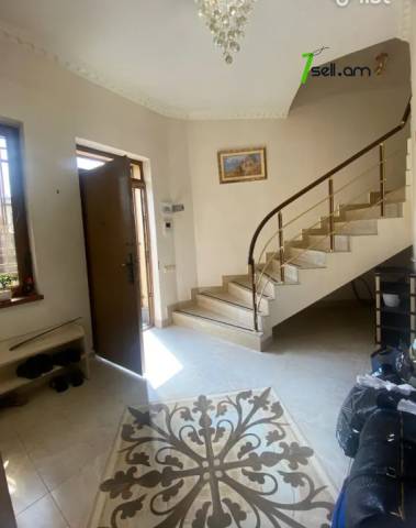 Երեք հարկանի տուն, Նորաշեն թաղամաս Աջափնյակում, 210 քմ, 2 սանհանգույց, եվրովերանորոգված