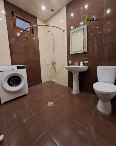 3 սենյականոց բնակարան Էրեբունու փողոցում, 75 ք.մ., 1/2 հարկ, կապիտալ վերանորոգված, քարե շենք