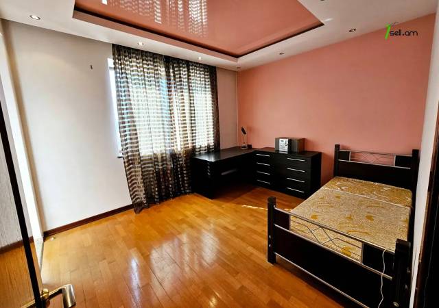 Երկու հարկանի քարե տուն Ծարավ Աղբյուրի փողոցում Ավանում, 1650 ք.մ., 3+ սանհանգույց