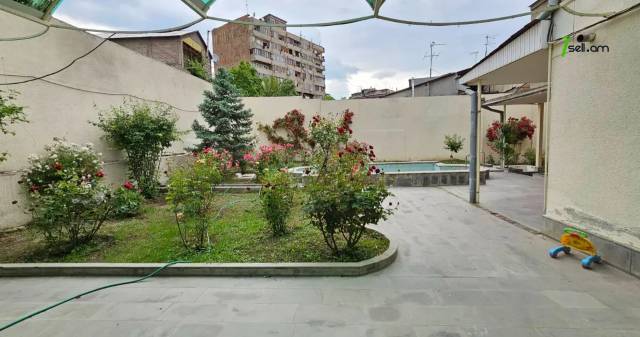 Երեք հարկանի քարե տուն Ազատության պողոտայում Արաբկիրում, 900 քմ, 3+ սանհանգույց