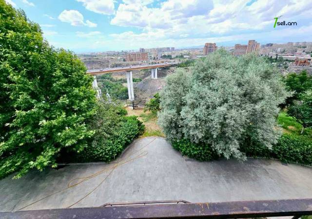 Երեք հարկանի քարե տուն Արաբկիրում, 3200 քմ, 3+ սանհանգույց, մեծ հողամաս, կապիտալ վերանորոգված