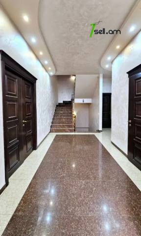 Երեք հարկանի քարե տուն Մարշալ Բաբաջանյանի փողոցում Ավանում, 420 ք.մ., 2 սանհանգույց