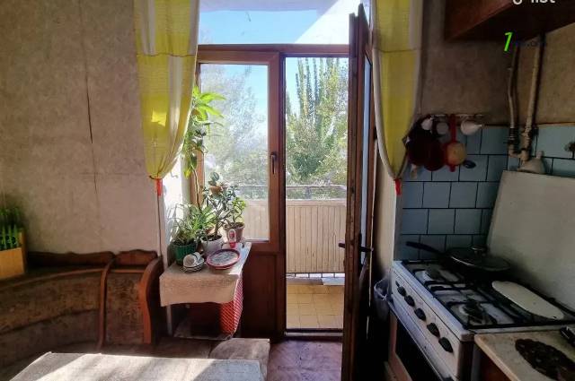 2 սենյականոց բնակարան Նաիրի Զարյան փողոցում, 65 ք.մ., բարձր առաստաղներ, նախավերջին հարկ, քարե շենք