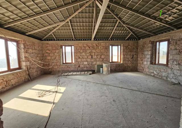 Երեք հարկանի տուն Պրահայի փողոցում կենտրոնում, 920 ք.մ., 3+ սանհանգույց, մասնակի վերանորոգում