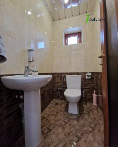 Երկու հարկանի քարե տուն Նոր Նորքում, 1000 ք.մ., 3+ սանհանգույց, կապիտալ վերանորոգված