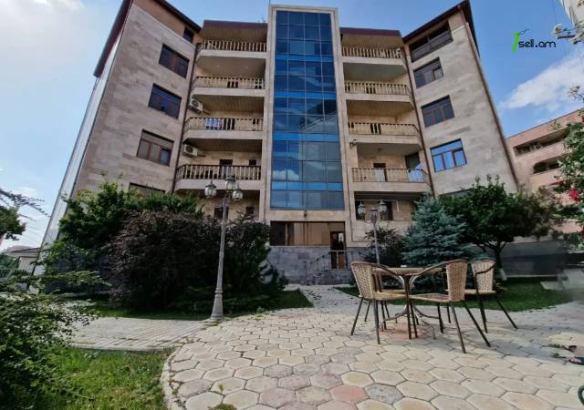 Ընդարձակ 5 սենյականոց բնակարան նորակառույց շենքում Վերին Անտառային փողոցում, 330 ք.մ.