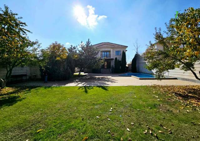 Երկու հարկանի քարե տուն Ծարավ Աղբյուրի փողոցում Ավանում, 1650 ք.մ., 3+ սանհանգույց