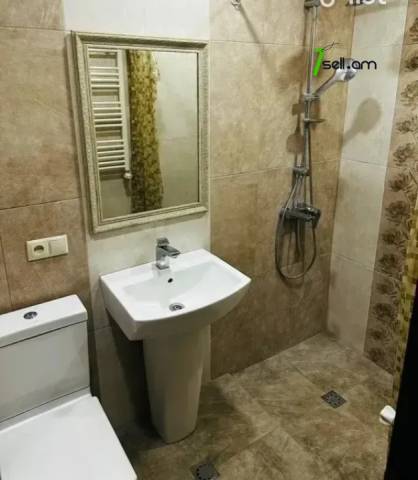 4 սենյականոց բնակարան Թոթովենցի փողոցում, 78 ք.մ., 3/5 հարկ, կապիտալ վերանորոգված, քարե շենք