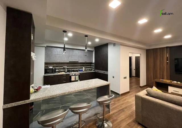 4 սենյականոց բնակարան Մեսրոպ Մաշտոցի պողոտայում, 130 քմ, 5/14 հարկ, 2 սանհանգույց, մի քանի պատշգամբ