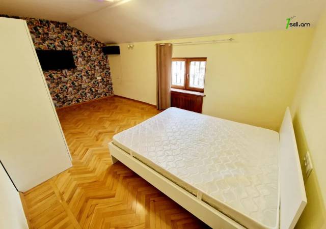 Երեք հարկանի տուն Օստրովսկու փողոցում կենտրոնում, 900 քմ, 3+ սանհանգույց, կապիտալ վերանորոգված