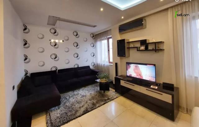 6 սենյականոց բնակարան Հանրապետության փողոցում, 230 ք.մ., նախավերջին հարկ, 3+ սանհանգույց