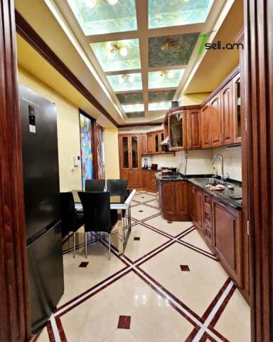 Ընդարձակ 5 սենյականոց բնակարան նորակառույց շենքում, Buzand St, 260 ք.մ., 3+ սանհանգույց