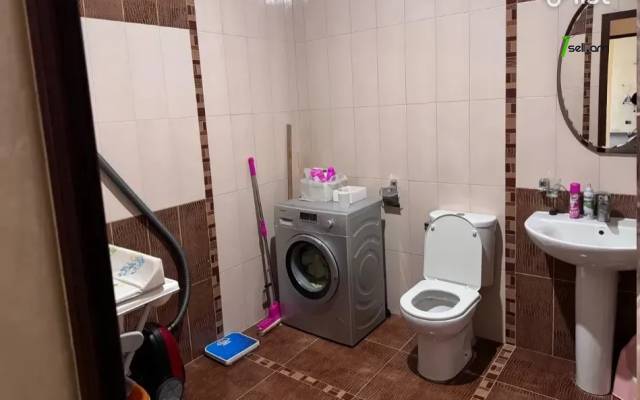 4 սենյականոց բնակարան, Իսահակյան թաղամաս, 130 քմ, 2/2 հարկ, 2 սանհանգույց, բարձր առաստաղներ