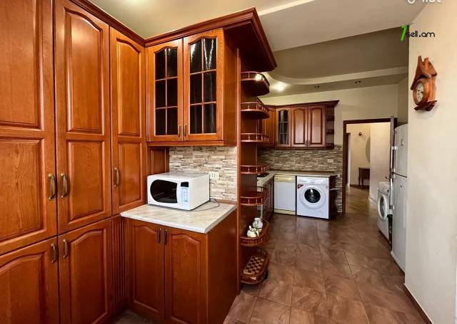 3 սենյականոց բնակարան, Komitas Ave, 130 քմ, նախավերջին հարկ, 2 սանհանգույց, բարձր առաստաղներ