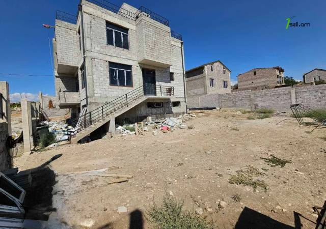 Երկու հարկանի քարե թաունհաուզ Ալբերտ Էյնշտեյնի փողոցում Քանաքեռավանում, 654 ք.մ., 3+ սանհանգույց