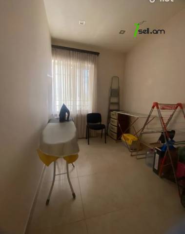 Երեք հարկանի տուն, Նորաշեն թաղամաս Աջափնյակում, 210 քմ, 2 սանհանգույց, եվրովերանորոգված