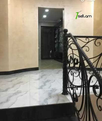 Երեք հարկանի քարե տուն, Դավթաշեն 3-րդ թաղամաս Դավիթաշենում, 332 ք.մ., 3+ սանհանգույց