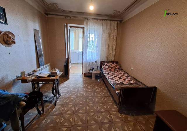 3 սենյականոց բնակարան Բարբյուսի փողոցում, 94 ք.մ., մի քանի պատշգամբ, քարե շենք