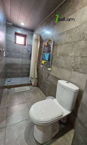 Երկու հարկանի քարե տուն Նվեր Սաֆարյան փողոցում Ավանում, 729 ք.մ., 3+ սանհանգույց