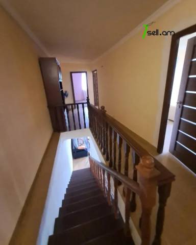 Չորս հարկանի քարե տուն Ադանայի փողոցում կենտրոնում, 307 ք.մ., 2 սանհանգույց, կոսմետիկ վերանորոգում