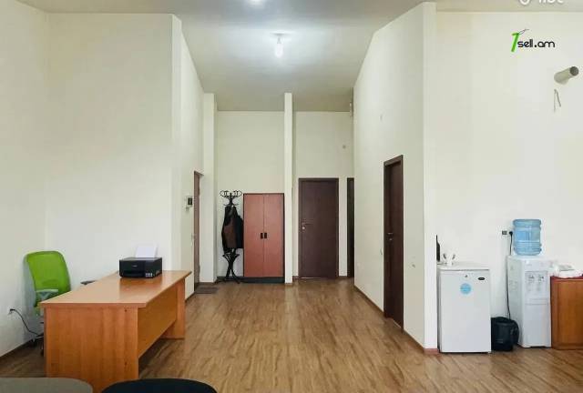 3 սենյականոց բնակարան նորակառույց շենքում Անտառային փողոցում, 108 ք.մ., բարձր առաստաղներ