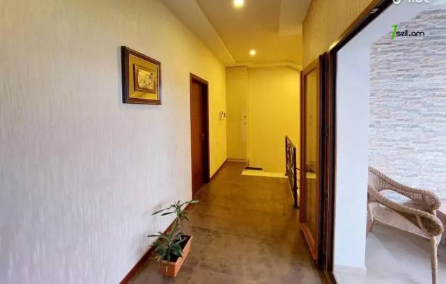 6 սենյականոց բնակարան Հանրապետության փողոցում, 230 ք.մ., նախավերջին հարկ, 3+ սանհանգույց