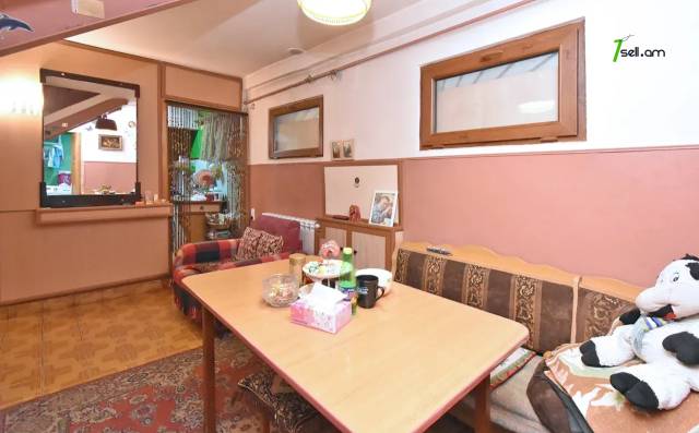 Երեք հարկանի քարե տուն Ազատամարտիկների փողոցում Էրեբունիում, 182 քմ, 2 սանհանգույց