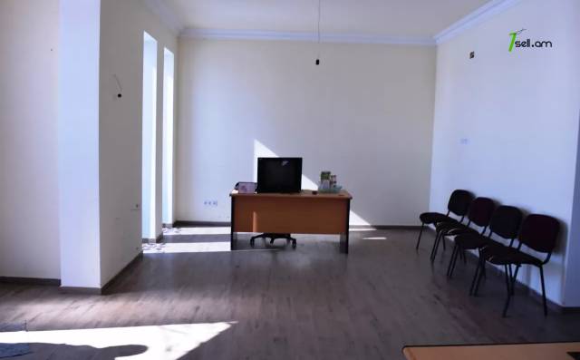 Երկու հարկանի քարե տուն Գյումրիում, 180 ք.մ., 2 սանհանգույց, դիզայներական ոճով վերանորոգված