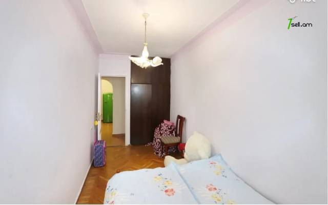 Երեք հարկանի քարե տուն Տիգրան Մեծի պողոտայում Էրեբունիում, 372 ք.մ., 2 սանհանգույց, եվրովերանորոգված