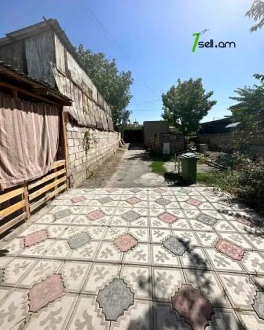 Մեկ հարկանի քարե տուն Զովունի 39 փողոցում Զովունիում, 330 ք.մ., կապիտալ վերանորոգված