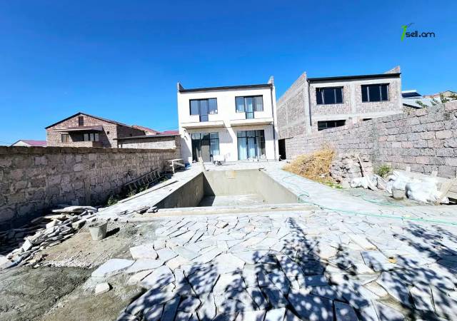 Երկու հարկանի տուն Մհեր Մկրտչյան փողոցում Ավանում, 580 ք.մ., 3+ սանհանգույց, կապիտալ վերանորոգված