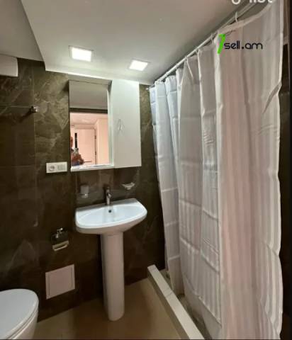 3 սենյականոց բնակարան Գլինկայի փողոցում, 67 քմ, 1/3 հարկ, եվրովերանորոգված, քարե շենք