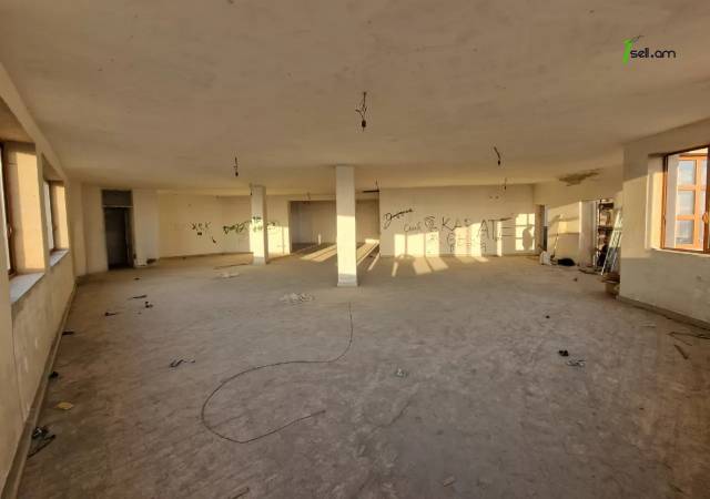 Բազմաֆունկցիոնալ գույք Պրահայի փողոցում կենտրոնում, 960 ք.մ.