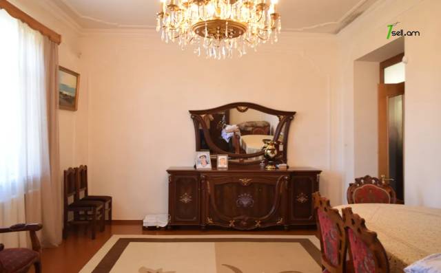 Մեկ հարկանի քարե տուն Մարմաշենում, 141 ք.մ., 2 սանհանգույց, մեծ հողամաս, եվրովերանորոգված