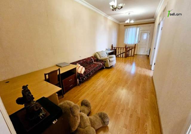 Երկու հարկանի քարե տուն Նոր Արեշի 9-րդ փողոցում Էրեբունիում, 530 ք.մ., 2 սանհանգույց