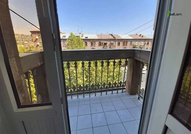 3 սենյականոց բնակարան Տիգրան Մեծի պողոտայում, 65 ք.մ., նախավերջին հարկ, կապիտալ վերանորոգված