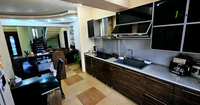 Երեք հարկանի քարե տուն Խաչատուր Աբովյանի փողոցում Ավանում, 1960 ք.մ., 3+ սանհանգույց