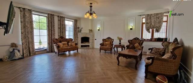 Երեք հարկանի քարե տուն Մելքումովի փողոցում Դավիթաշենում, 600 ք.մ., 3+ սանհանգույց, եվրովերանորոգված