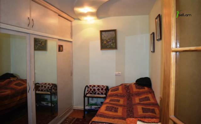 3 սենյականոց բնակարան, Գործարանային նրբանցք, 84 քմ, 2/5 հարկ, կապիտալ վերանորոգված, քարե շենք