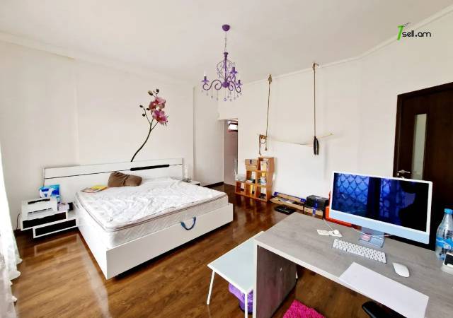 Երկու հարկանի քարե տուն Բագրևանդի փողոցում Նոր Նորքում, 600 ք.մ., 3+ սանհանգույց