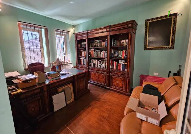 Երկու հարկանի քարե տուն Չարենցի փողոցում կենտրոնում, 740 ք.մ., 3+ սանհանգույց, կապիտալ վերանորոգված