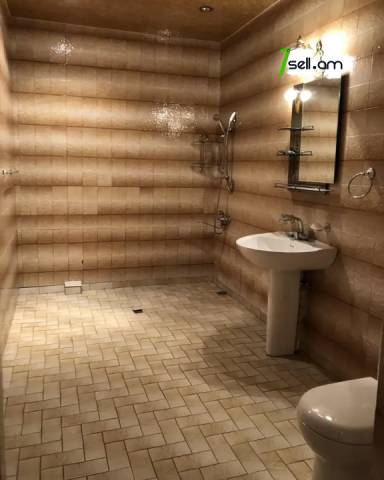 Երեք հարկանի քարե տուն Այասի փողոցում կենտրոնում, 200 ք.մ., 3+ սանհանգույց, կապիտալ վերանորոգված