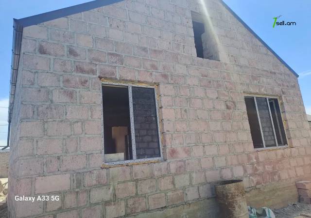 Մեկ հարկանի քարե տուն 1-ին փողոցում Նոր Խարբերդում, 74 քմ