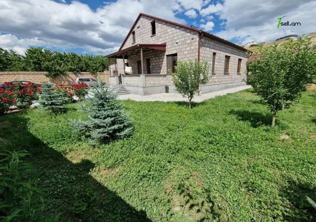 Մեկ հարկանի քարե տուն Ավանում, 1400 ք.մ., 2 սանհանգույց