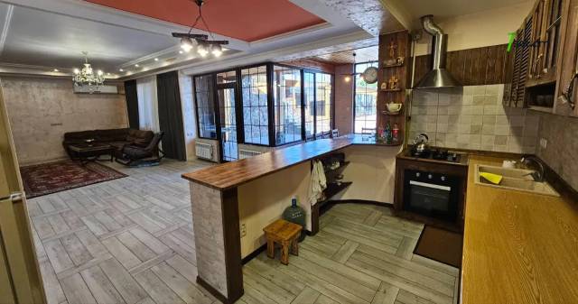 Մեկ հարկանի քարե տուն 20-րդ փողոցում Այնթապում, 900 քմ, կապիտալ վերանորոգված