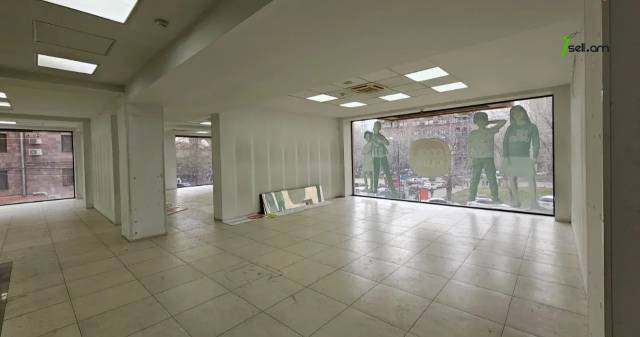 Բազմաֆունկցիոնալ գույք Հանրապետության փողոցում կենտրոնում, 1200 ք.մ.