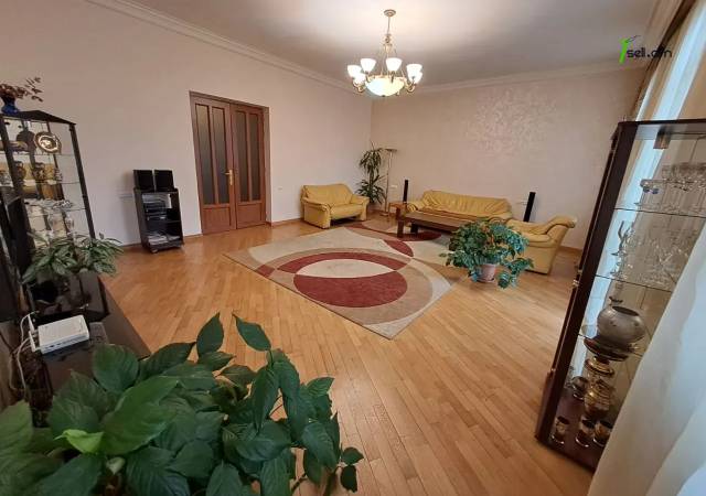 3 սենյականոց բնակարան Թումանյան փողոցում, 121 ք.մ., 2 սանհանգույց, բարձր առաստաղներ, 3/7 հարկ