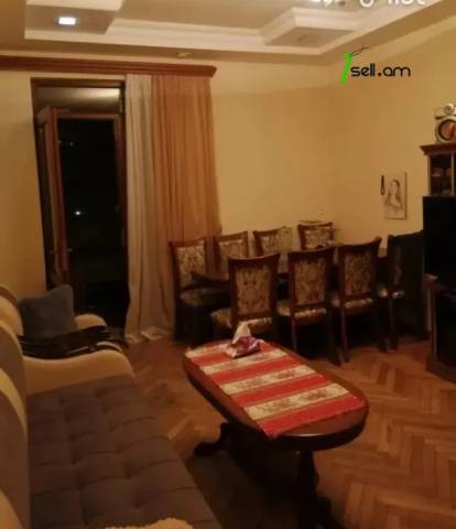 3 սենյականոց բնակարան Չեխովի փողոցում, 88 ք.մ., մի քանի պատշգամբ, կոսմետիկ վերանորոգում, քարե շենք